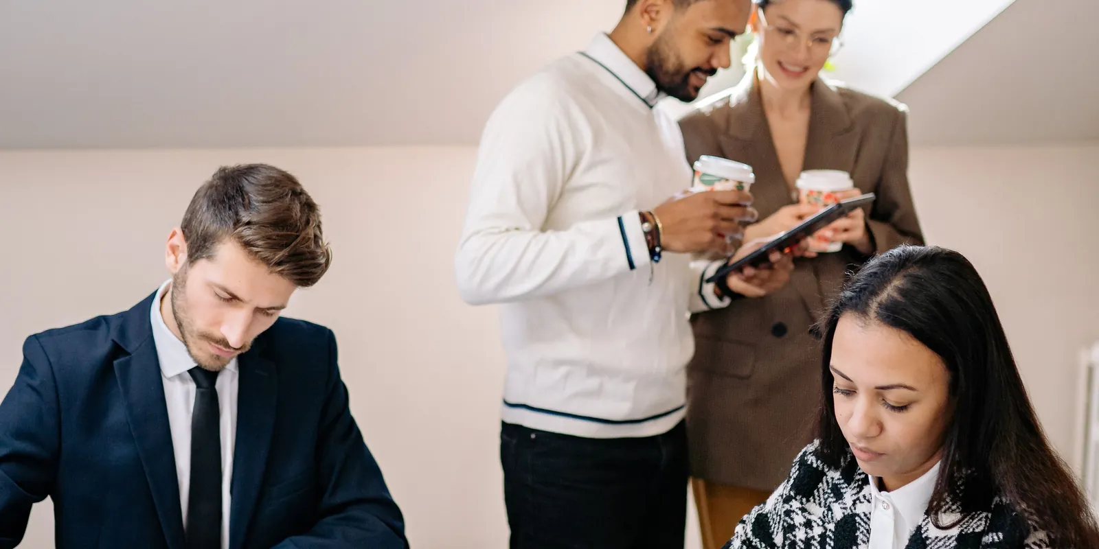 Twee professionals overleggen bij een backlogbord over prioriteiten