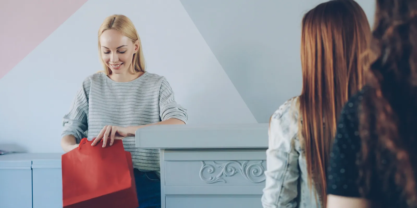 Medewerker met een tevreden blik aan een opgeruimde werkplek